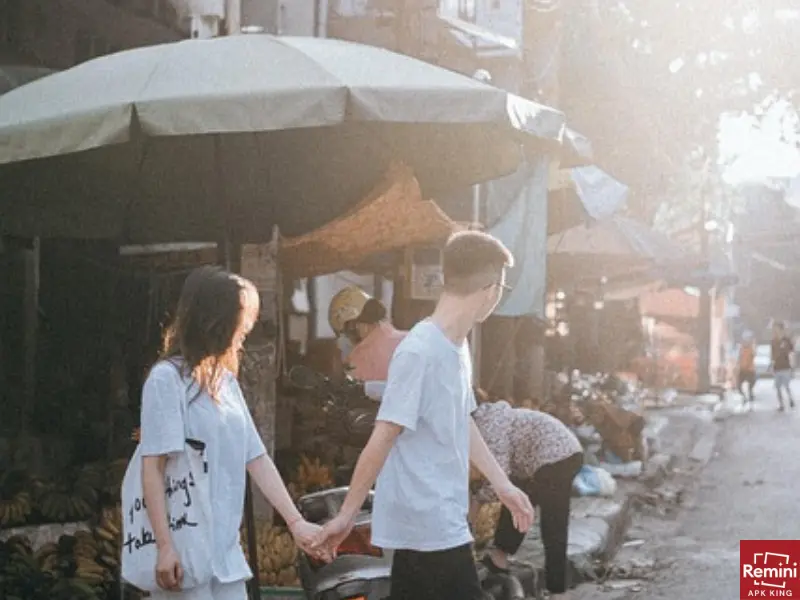 3 Secrets To Beautiful Backlit Photos 5 couple in bazar