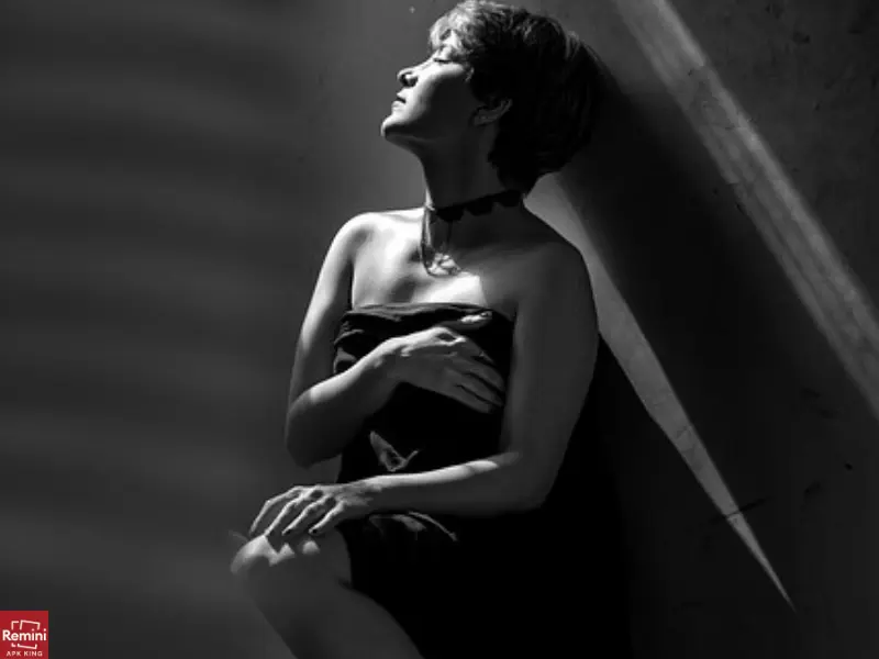 Easy Dramatic Natural Light Portraits 7 lady poses alongside wall in natural light